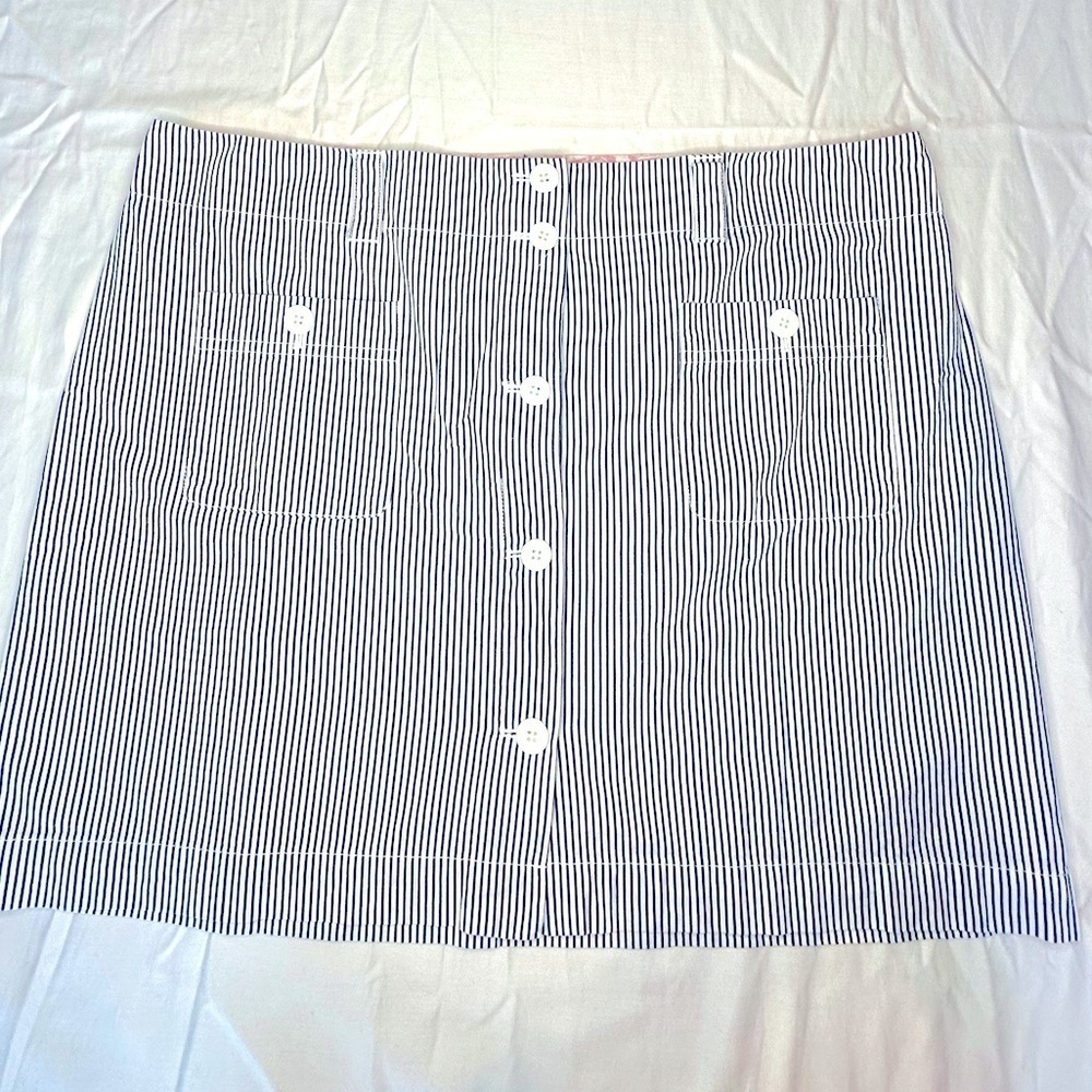 Vineyard Vines mini skirt, size 16c blue & white, button up with front pockets.